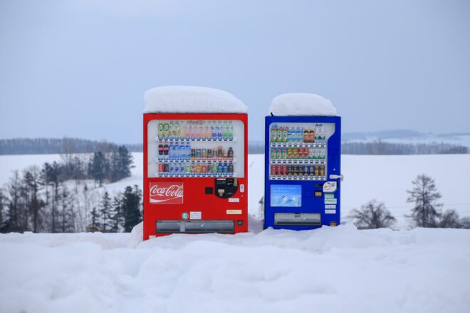 Zwei einsame Verkaufsautomaten auf dem Land