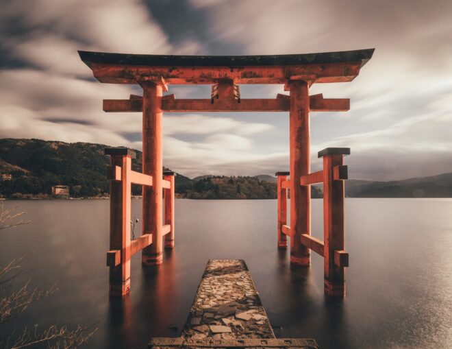 Das torii des Hakone Schreins bietet eine tolle Aussicht