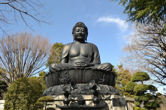 Der Tokyo Daibutsu am Jorenji Tempel gilt als ein ahrzeichen des Bezirks