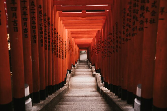 Der Hie Schrein kann durch einen Tunnel von roten torii betreten werden