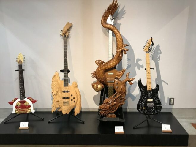 Tolle Handwerkskunst: Eine Gitarre in Form eines Drachen findet man nur in Toyama