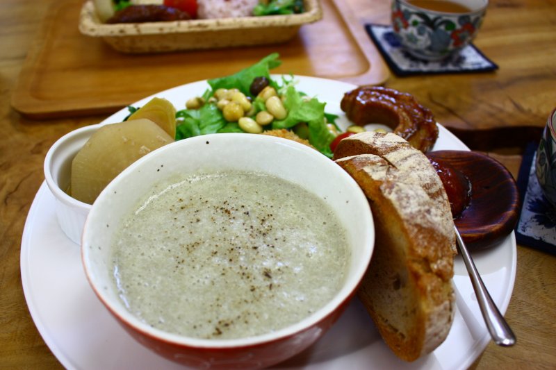 Hausgemachte Suppe mit Brot und Salat