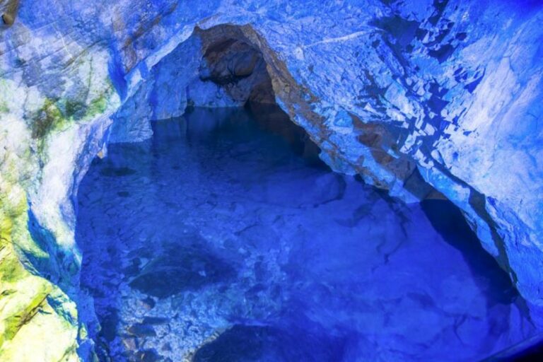 Inazumi Unterwasserhöhle