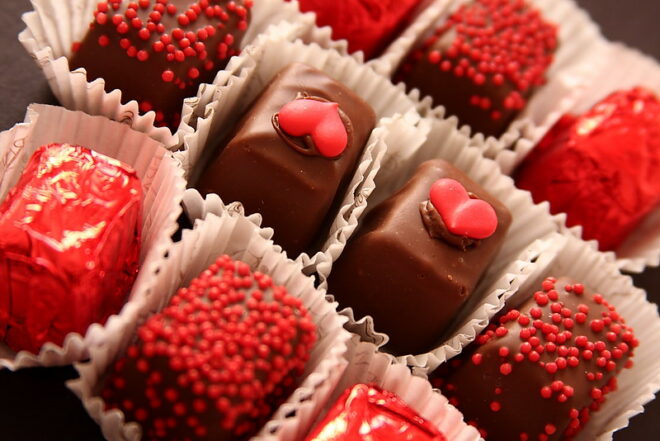 An Valentinstag ist es Brauch, Schokolade zu verschenken