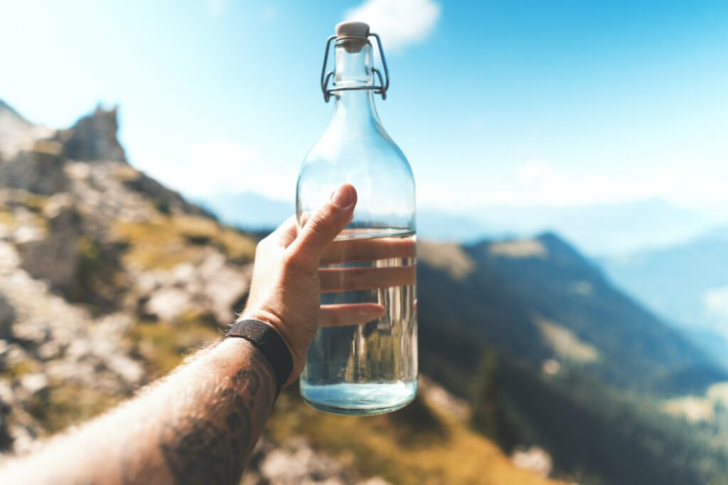 Nachhaltigkeit, indem man Plastikflaschen minimiert