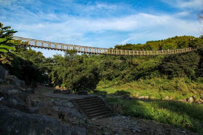 Eine Hängebrücke bietet Aussicht auf die Harajiri Wasserfälle und die Umgebung.