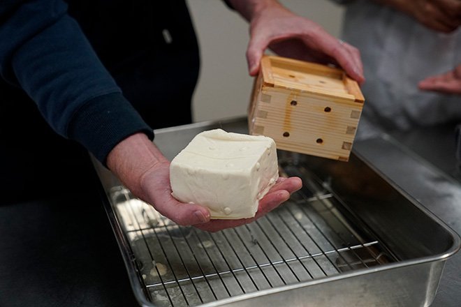 Ein selbstgemachter Tofu Block