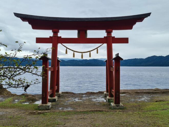 Das torii des Gozanoishi Schrein am Tazawa See