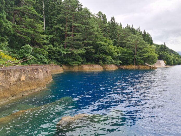 Traumhaftes blaues Wasser: der Tazawa See in Akita