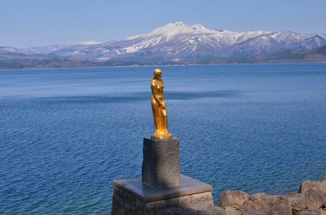 Die Tatsuko Statue am Ufer des Tazawa Sees