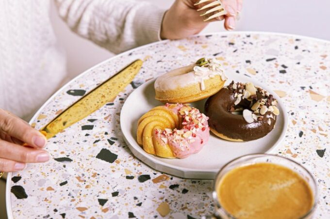 Die Donuts im Nayamachi werden mit frischen Nüssen, Kokos oder Früchten verziert.