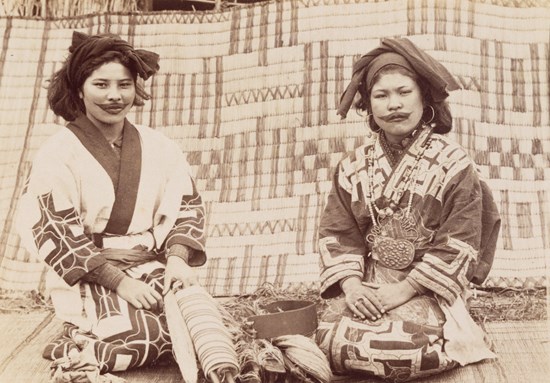 Ainu Frauen mit Tätowierung