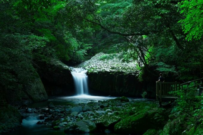 Die sieben Wasserfälle bieten idyllische Fotomotive.