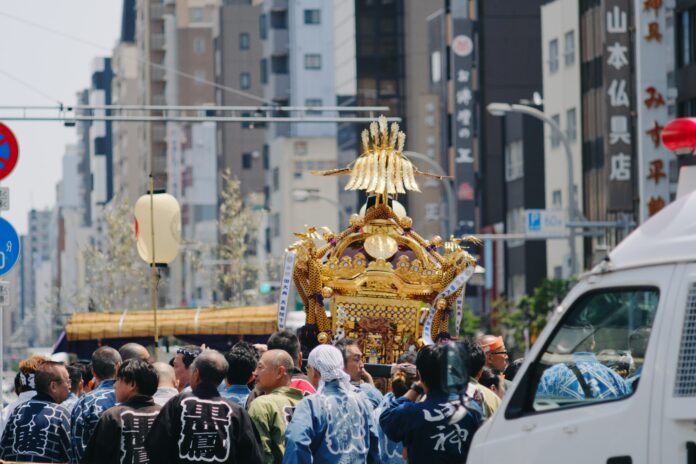 Mikoshi sieht man oft bei japanischen Festen