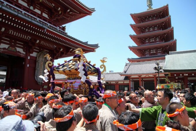 Das Sanja Matsuri ist eines der größten Feste in Tokyo.