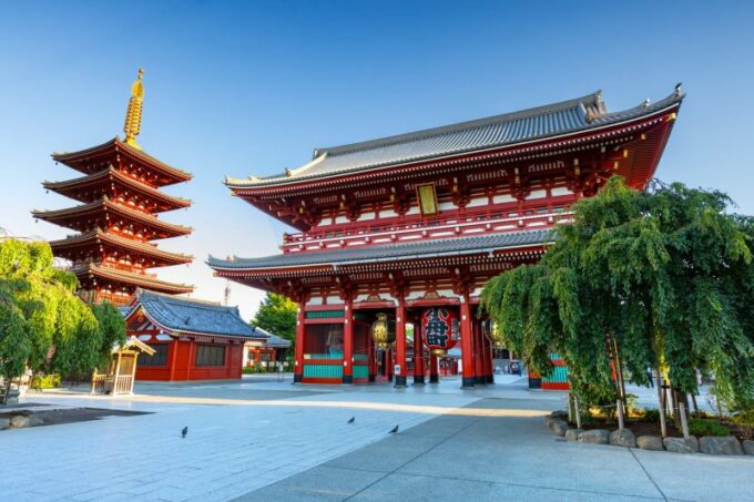 Der Sensoji Tempel ist eine der bekanntesten Sehenswürdigkeiten.