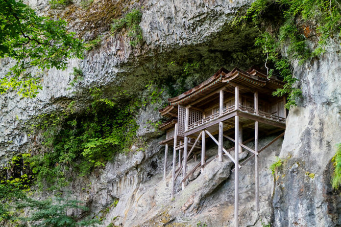Ungewöhnliche Architektur: die Nageiredo Halle des Sanbutsuji Tempel in Tottori