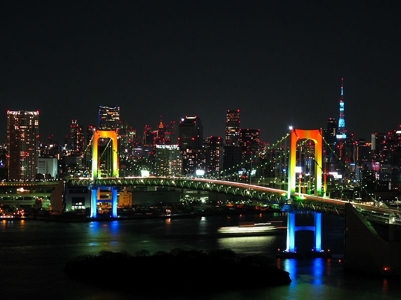 Nächtlicher Ausblick von Odaiba auf die Skyline der Stadt.