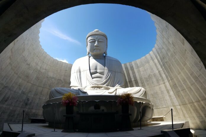 Buddha Statue im Makomanai Takino Friedhof.