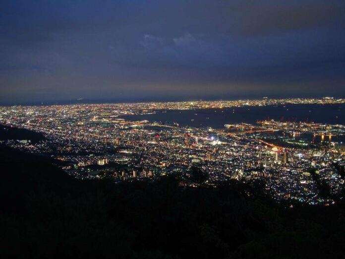 Nächtliche Aussicht auf Kobe vom Rokko Gebirge.
