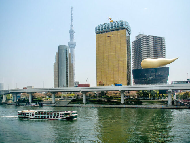 Ein Tokyo Wassertaxi startet bei Asakusa.