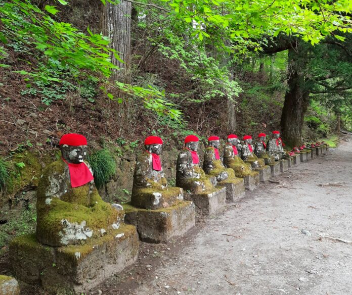Jizo mit roten Lätzchen sieht man sehr oft