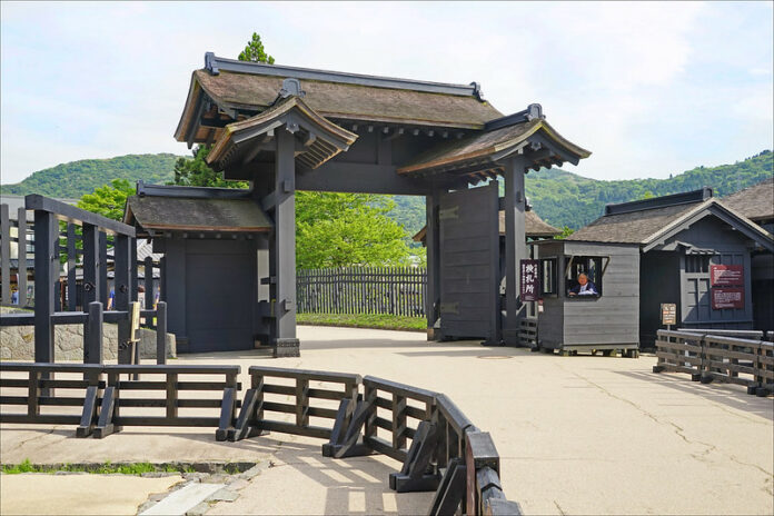 Hakone: die Rekonstruktion eines alten Kontrollpunktes der Tokaido