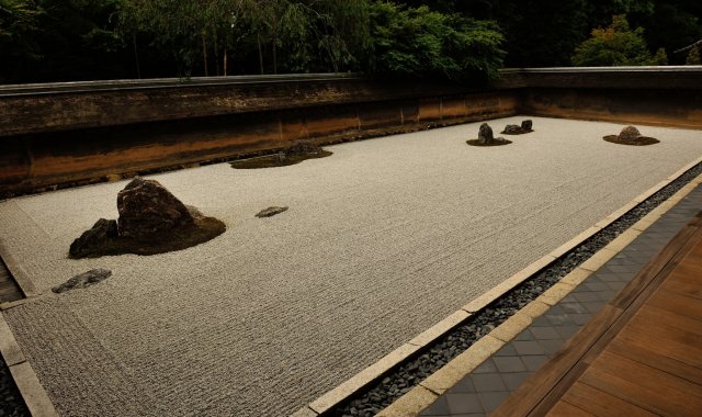 Der berühmte Zen-Garten im Ryoanji Tempel in Kyoto.