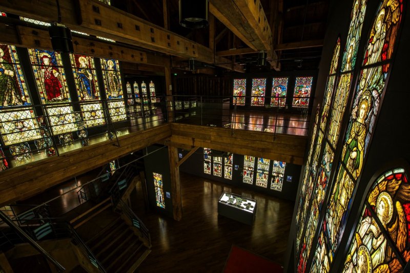 Faszinierende Glasmalereien, die ursprünglich aus Kirchen in England stammen.