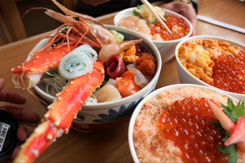 Donburi Reisschalen mit frischen Meeresfrüchten sind eine Spezialität der Stadt.