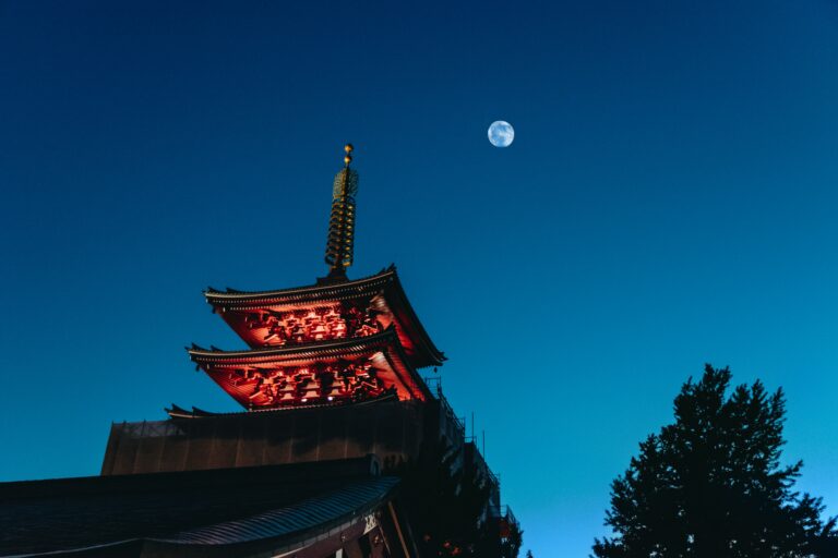 Mond über Pagode in Kyoto (Foto: Chris Chan on Unsplash)