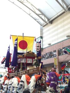 Paradeboot am Bahnhof von Nagasaki (Photo von Florence Lam/Kira Trinh)