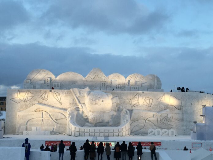 Eine Schneeskultur die gleichzeitig als Bühne dient - Asahikawa (Foto von Kira Trinh)