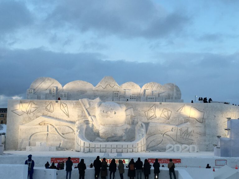 Eine Schneeskultur die gleichzeitig als Bühne dient - Asahikawa (Foto von Kira Trinh)