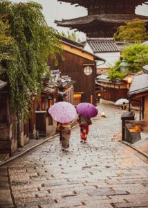 Spaziergang durch Kyoto im Kimono (Foto von: Duong Thinh on Unsplash)