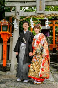 Braut und Bräutigam in traditionellen Kimono (Foto von: Samuli Jokinen on Unsplash)