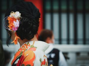 Zum Kimono oder Yukata gehört auch die passende Frisur sowie der richtige Haarschmuck. (Foto von: Susann Schuster on Unsplash)