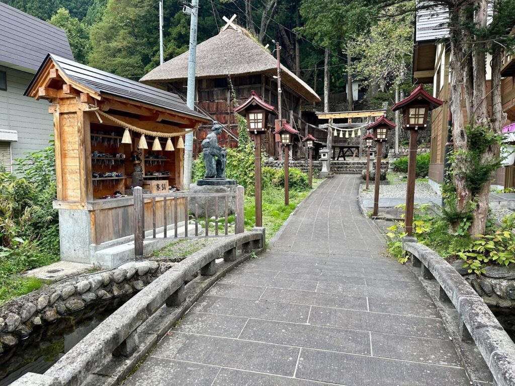 Der Weg zur Kabuki-Außenbühne im Dorf Hinoemata