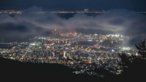 Kobe bei Nacht (Foto von Ethan Hu on Unsplash)