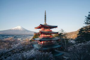 Die Chureito Pagode, der Berg Fuji und Kirschblüten (Foto von Spenser Sembrat on Unsplash)