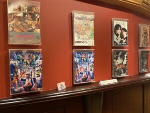 Flyer für zukünftige Produktionen sind in den Theatern oder in den Läden des Anime und Manga Laden ANIMATE erhältlich. (Foto von Kira Trinh)