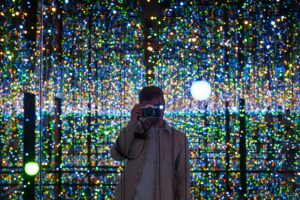 Der "Unendliche Raum" (Infinity Room) ist eine Licht- und Spiegelinstallation von Yayoi Kusama (Foto von Danny Lines on Unsplash)