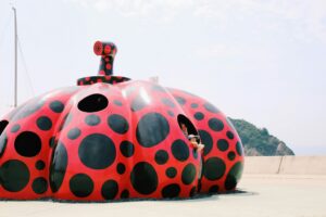 Kunst von Yayoi Kusama zum Anfassen auf Naoshima (Foto von Rena on Unsplash)