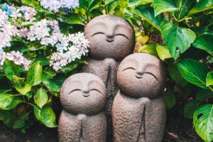 Jizo und Hortensien am Hasedera (Foto von Roméo A. on Unsplash)