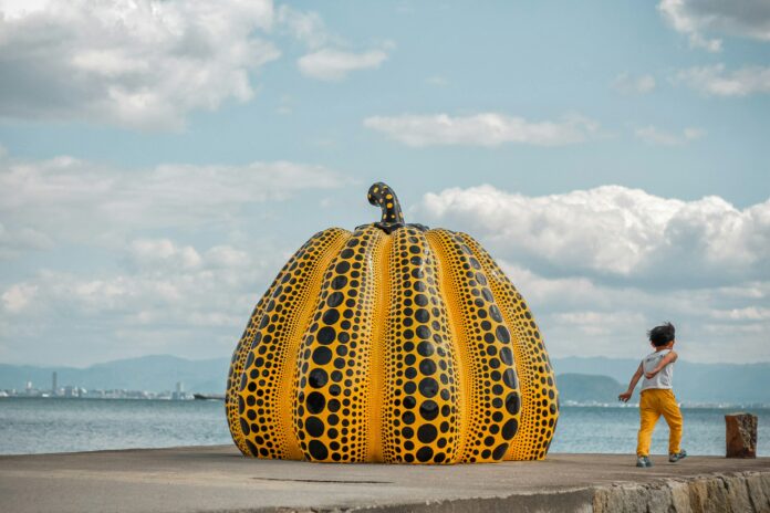 Yayoi Kusamas Kürbis auf Naoshima (Foto von Yue-Ting Lin on Unsplash)