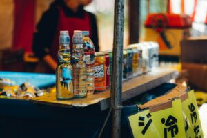 Wichtig im Sommer: nicht nur viel trinken, sondern auch das Richtige trinken (Foto von Koukichi Takahashi on Unsplash)