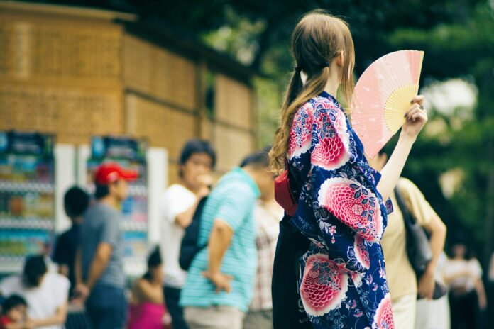 Mit dem Sensu (Handfächer) immer schön cool bleiben im heißen Sommer (Foto von Ryo Yoshitake on Unsplash)