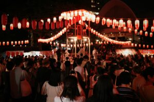 Japanische Sommer Tradition - der Bon Odori Tanz (Foto von Satoshi Nitawaki on Unsplash)