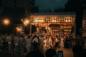 Tenjin Matsuri in Osaka - das Feuerwerk über dem Fluss ist nur eines der Highlights, auch die Paraden sind einen Besuch wert (Foto von Steven Marcellino on Unsplash)