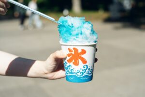 Der absolute Sommer Klassiker in Japan - Kakigoori mit Blue Hawaii Sirup (Foto von Yuika Takamura on Unsplash)